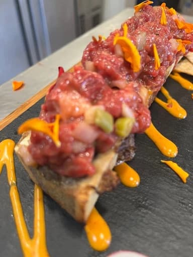 Steak tartar sobre tuétano