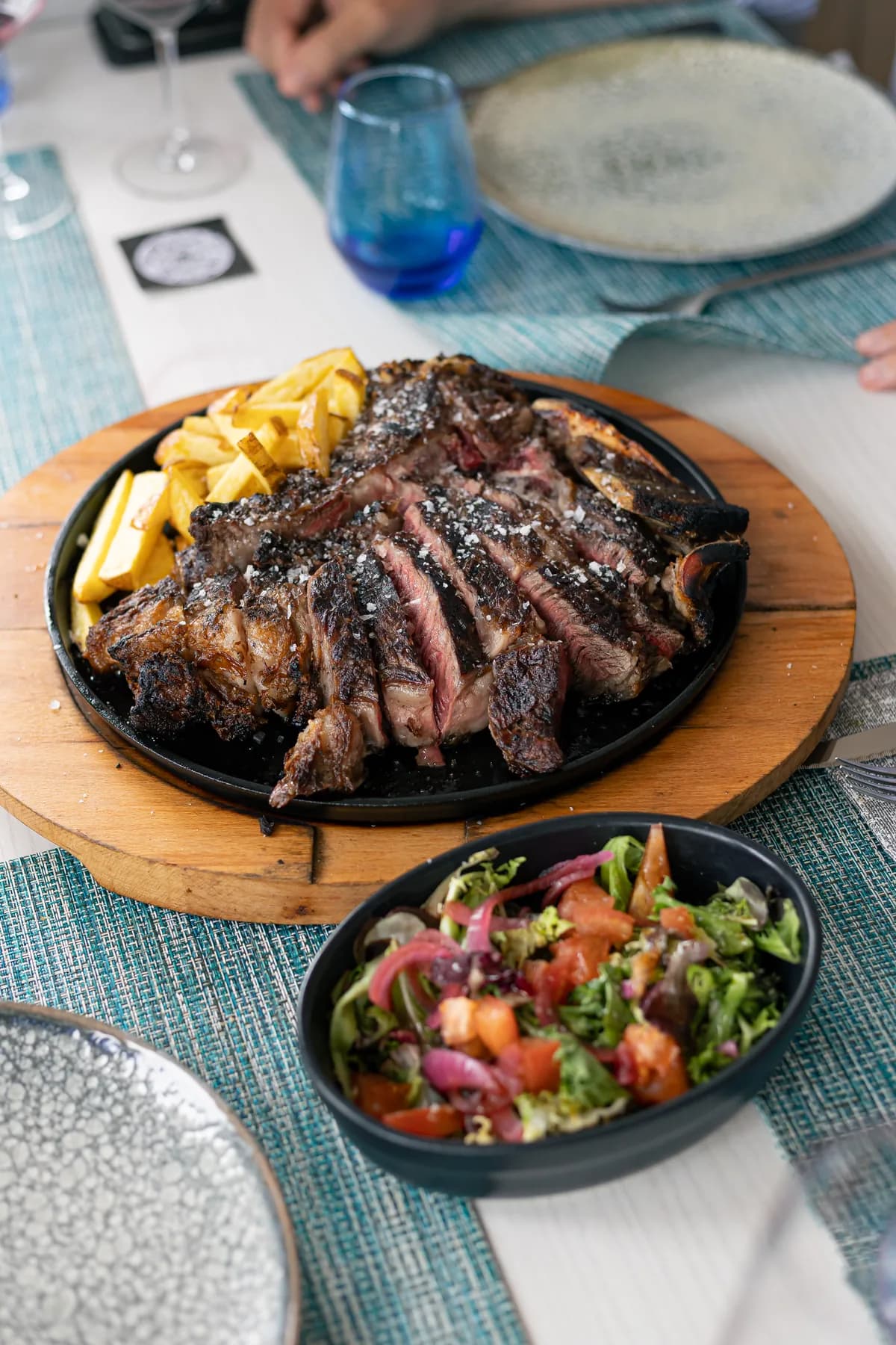 Chuletón a la brasa servido en Humo Palma