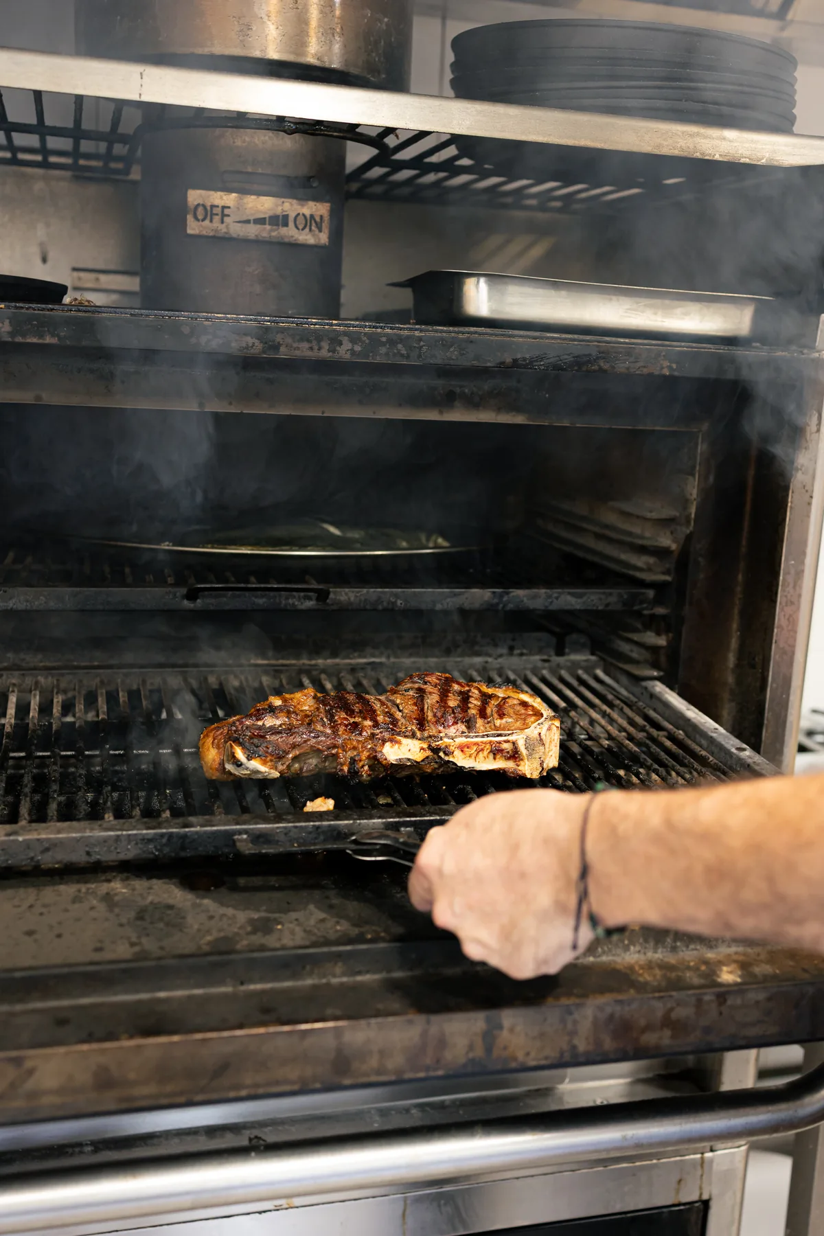 Chuletón cocinándose sobre la brasa