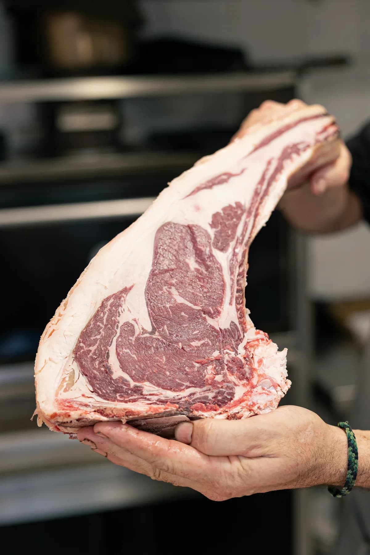 Chuletón madurado preparado en la cocina de Humo Palma