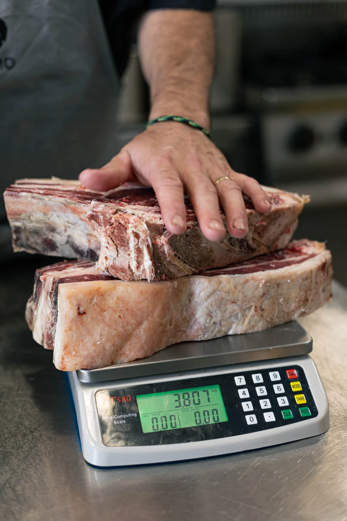 Chuletón madurado pesado antes de cocinar